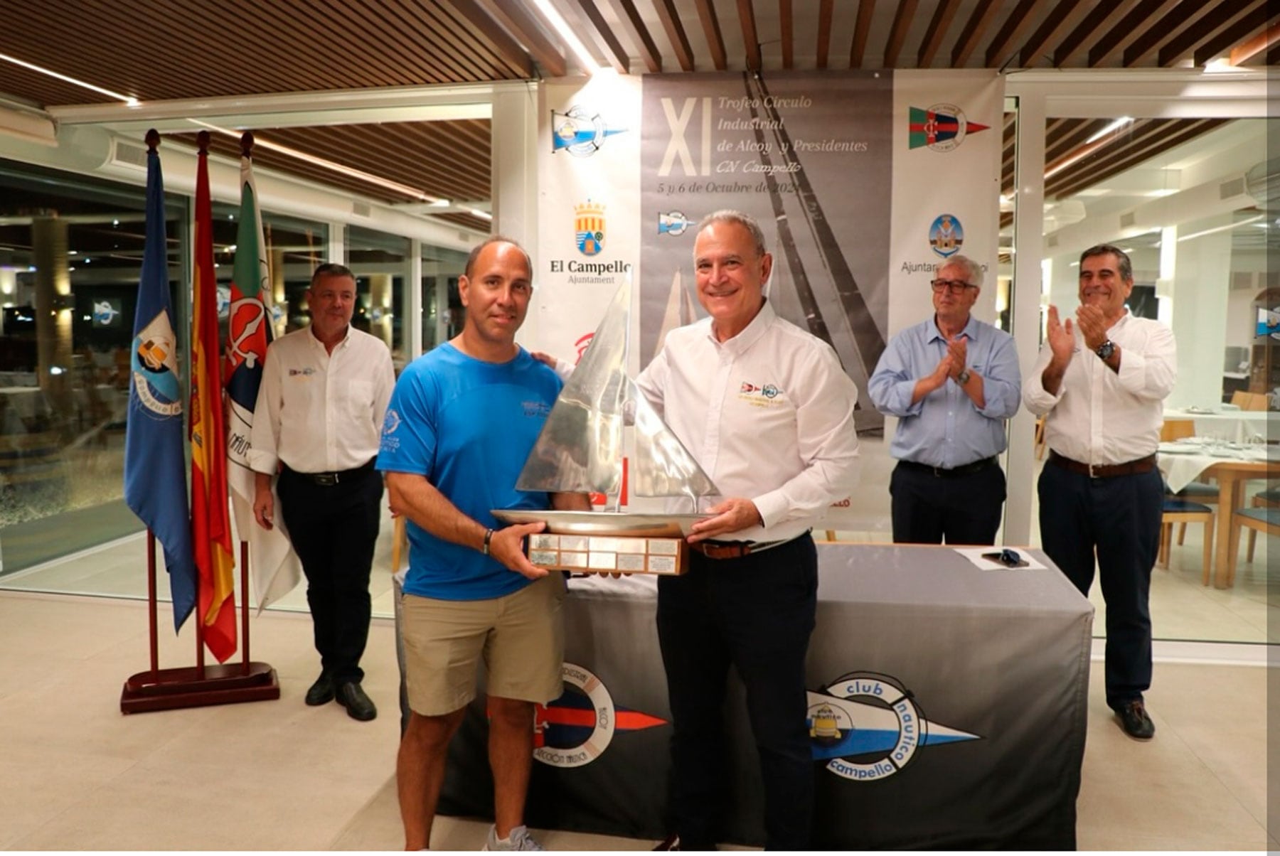 El presidente del Círculo Industrial de Alcoy, Indalecio Carbonell, entrega el trofeo al ganador de la regata