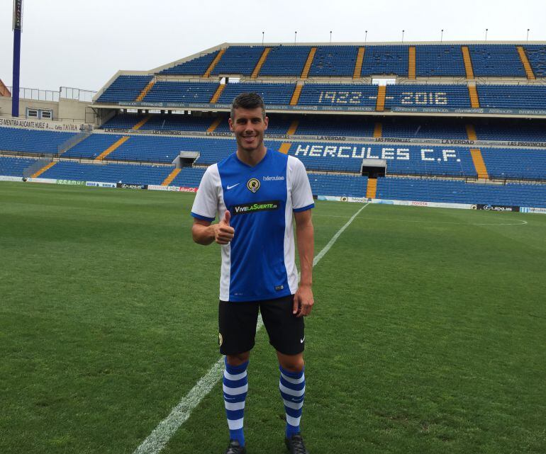 Pol Bueso, nuevo jugador del Hércules CF, en el estadio José RIco Pérez