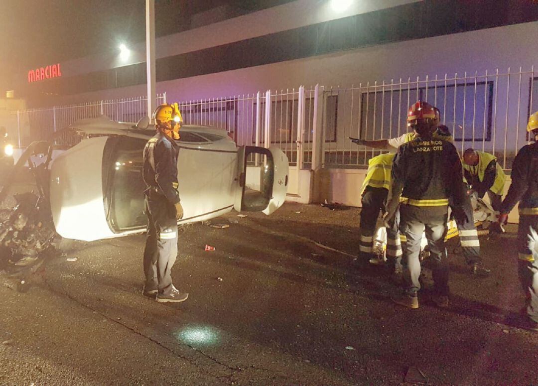 Bomberos de Lanzarote junto al coche accidentado.