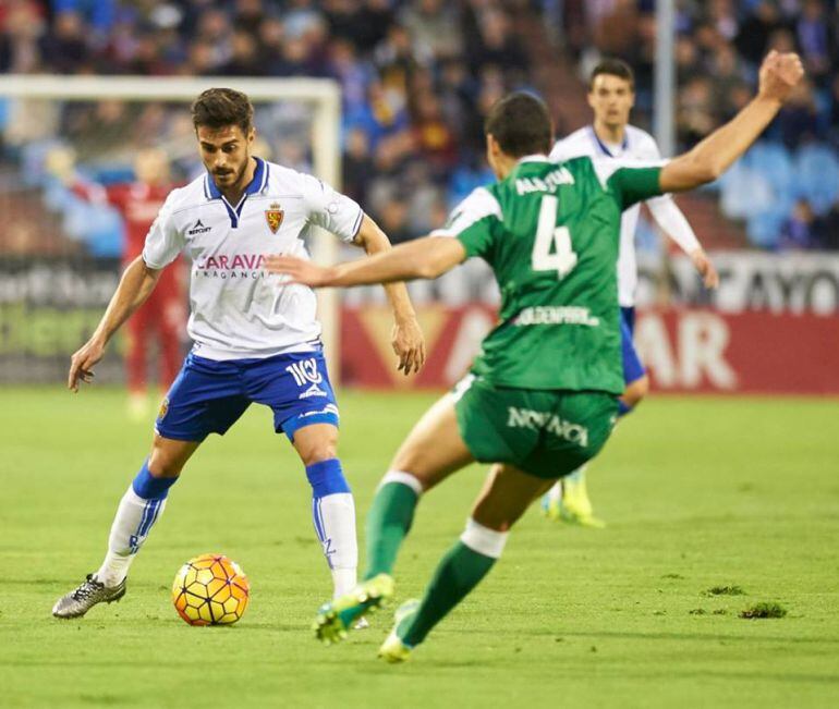 Javi Ros disputando un balón frente al Leganés el día de su debut como zaragocista