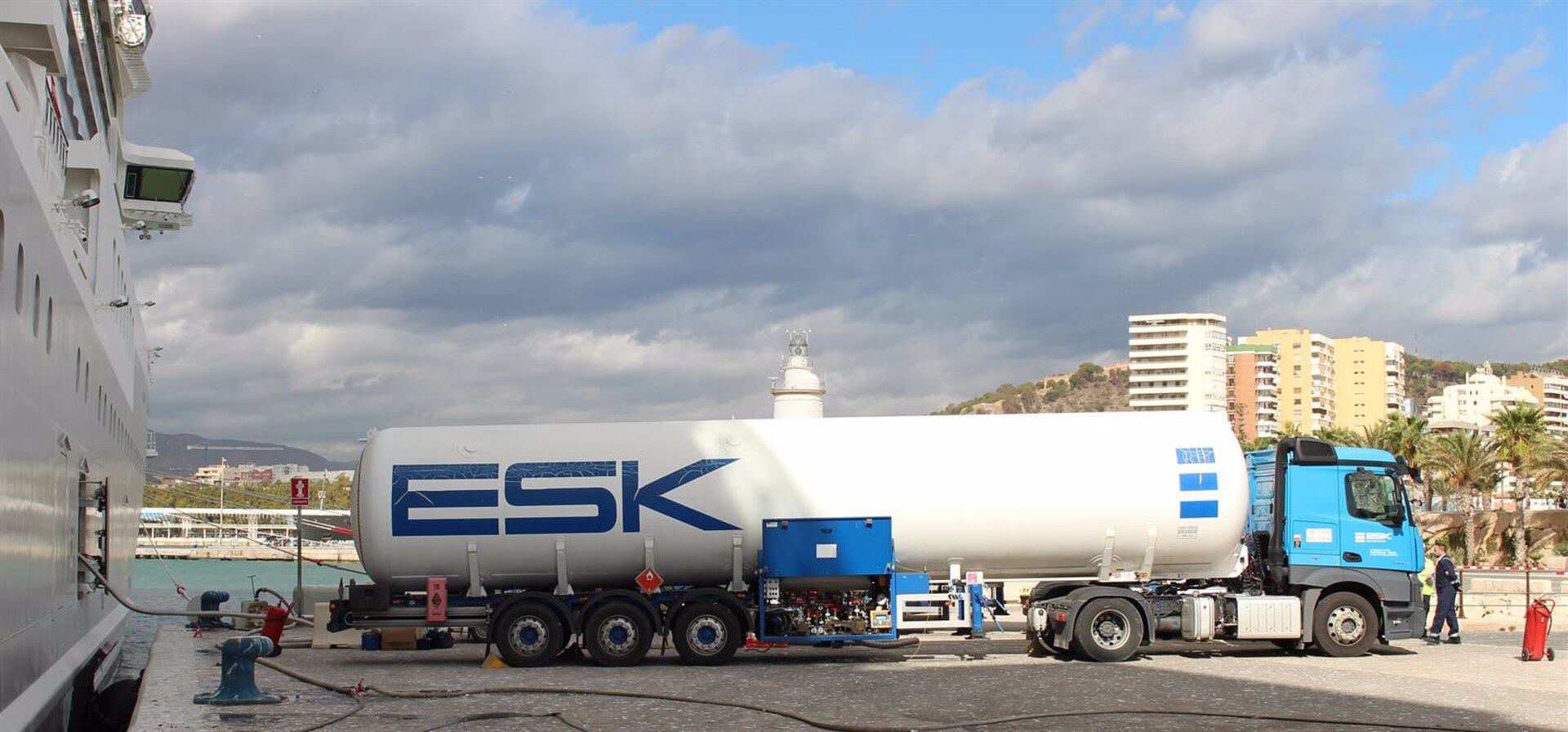 El Puerto de Málaga suministra por primera vez gas natural licuado a un crucero.