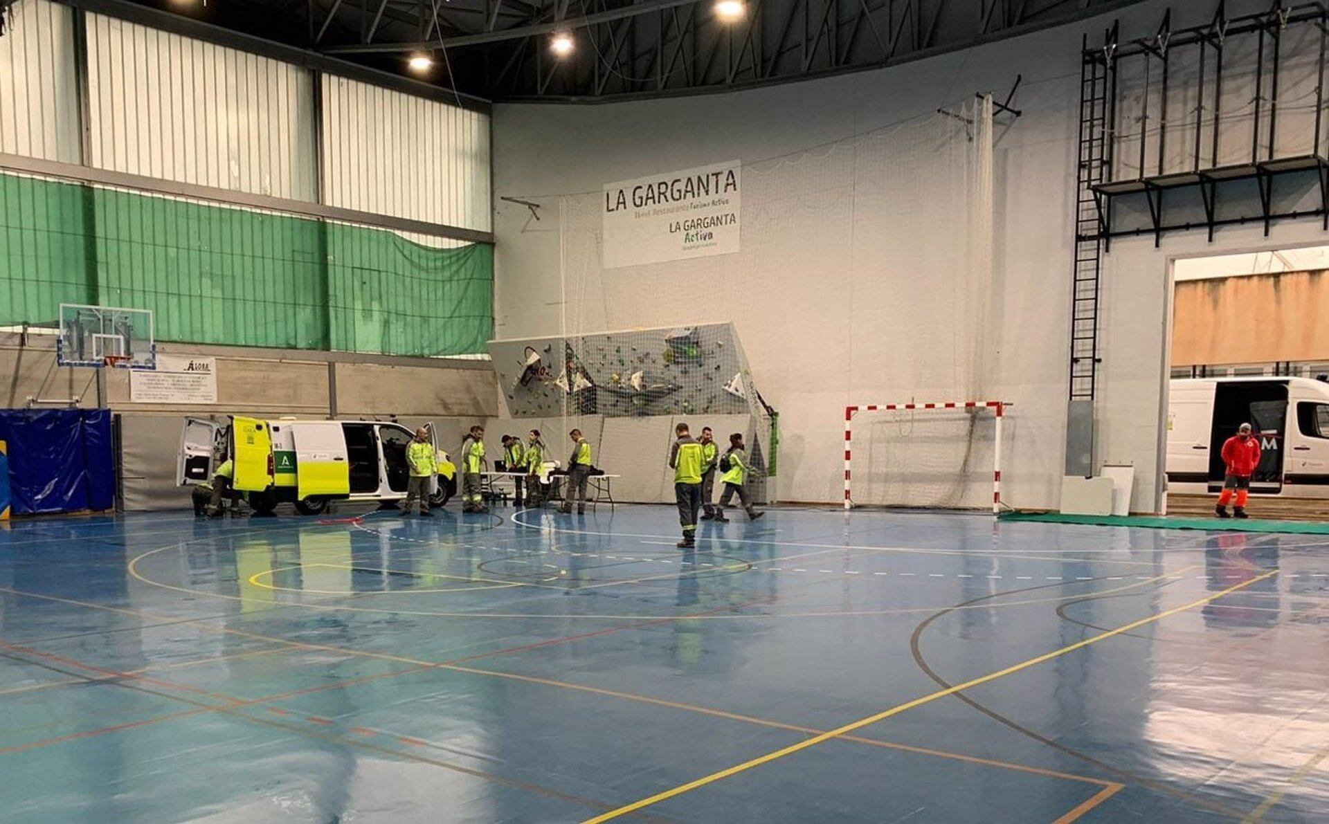 El Grupo de Emergencias de Andalucía, GREA, ha instalado un punto de atención a los afectados por las lluvias en el polideportivo muncipal de Álora