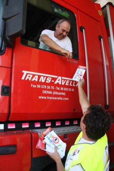 Un dels informadors repartint els fulletons informatius aquest matí a una benzinera a tocar de l'N-II a l'alçada de Llers