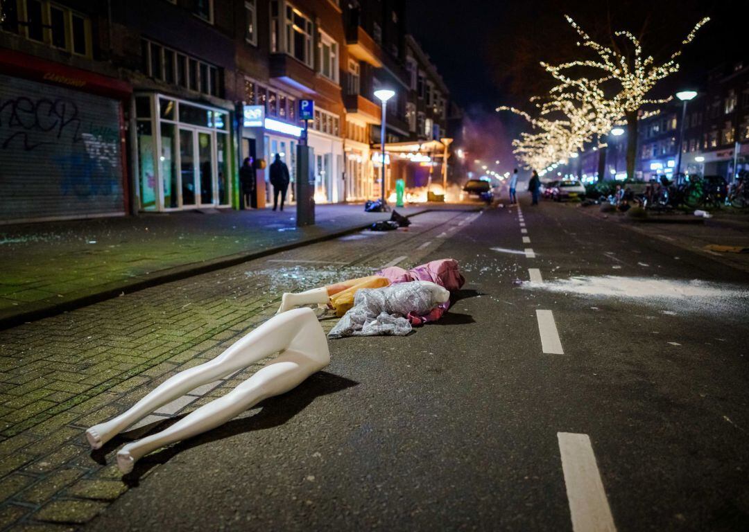 Maniquís tirados en las calles tras las violentas protestas en Rotterdam. 