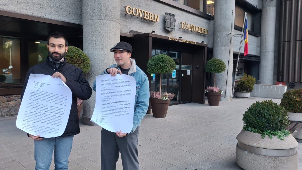 Sebastià Mijares, president d'Andrail , ha presentat al Govern la carta i les signatures que van recollir durant la Fira d'Andorra la Vella
