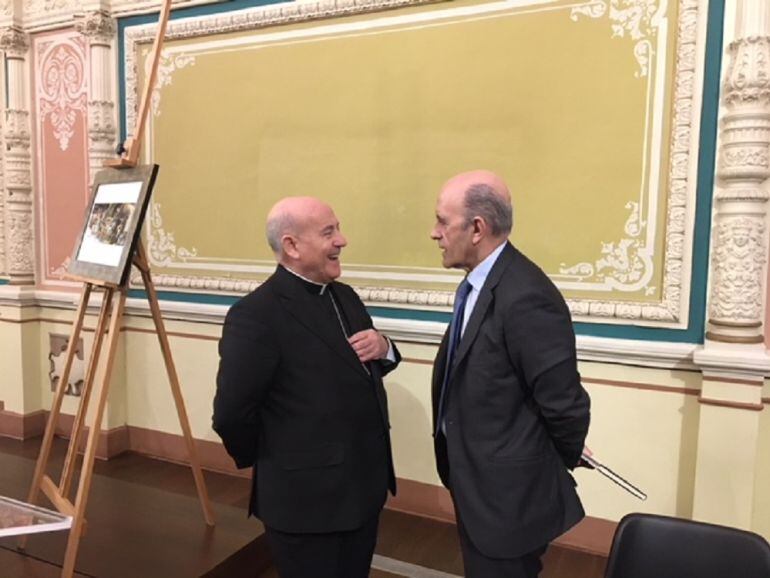 El Arzobispo de Zaragoza, Vicente Jiménez, charla con el periodista José Antonio Zarzalejos, en la entrega del premio &quot;Comunicar con Valores 2018&quot;