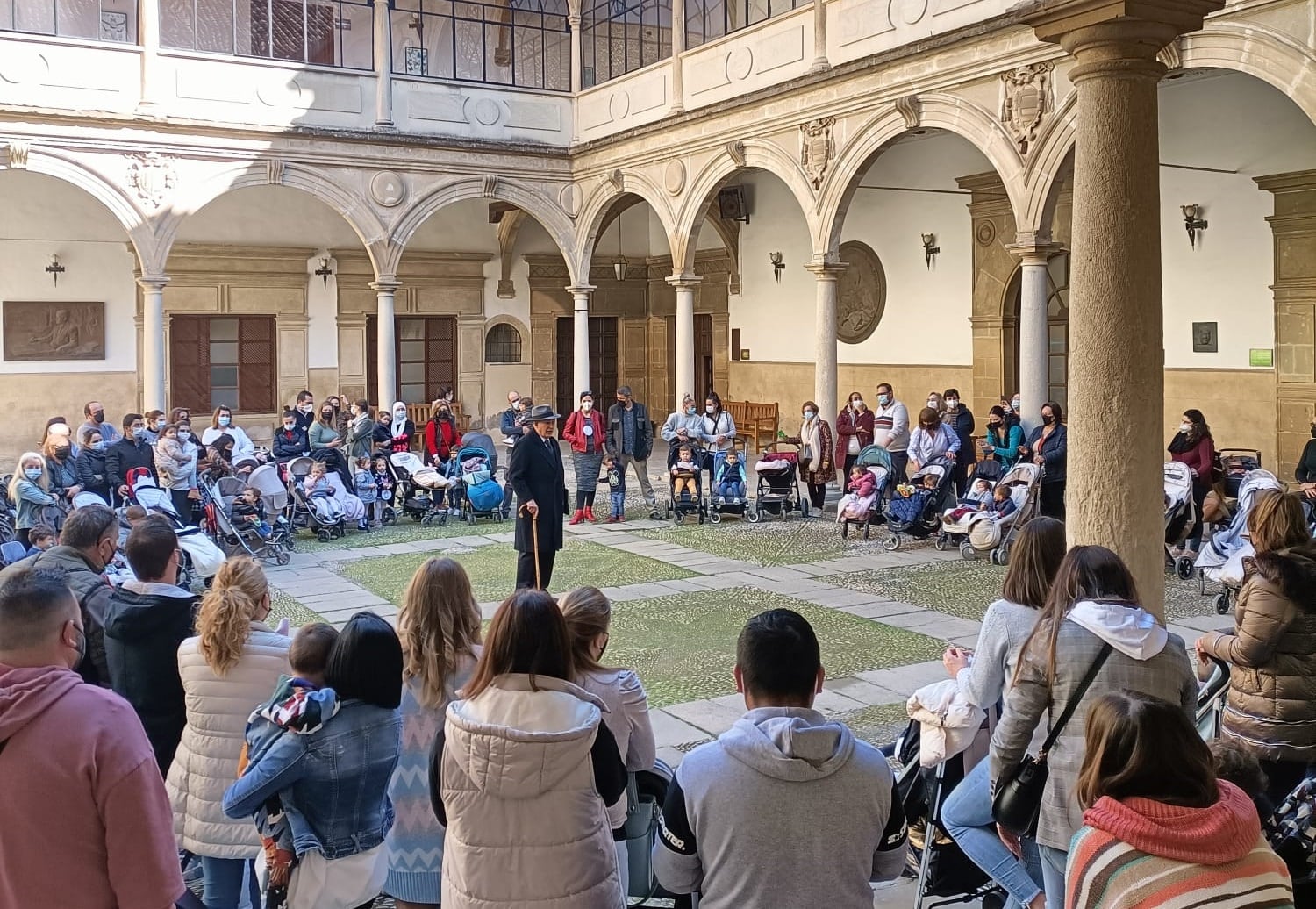 Escolares asisten a un acto dentro de la Semana Machadiana de Baeza