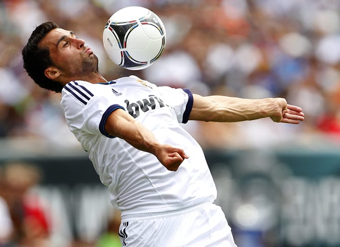 El jugador Álvaro Arbeloa del Real Madrid domina el balón durante el partido amistoso ante el Celtic F.C.