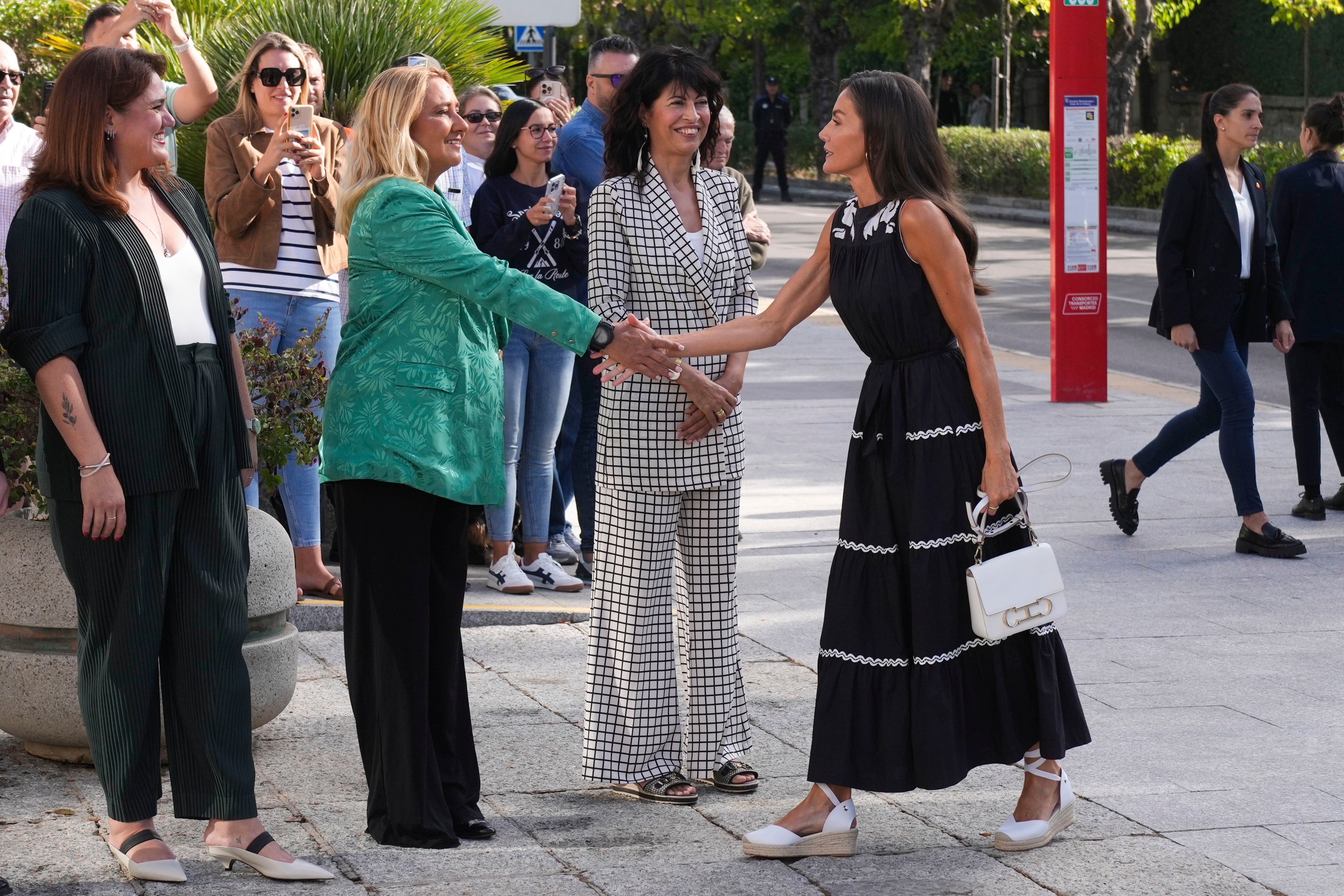 La Reina Letizia saludando a la alcaldesa de Torrelodones, Almudena Negro, en presencia de la ministra de Igualdad, Ana Redondo.