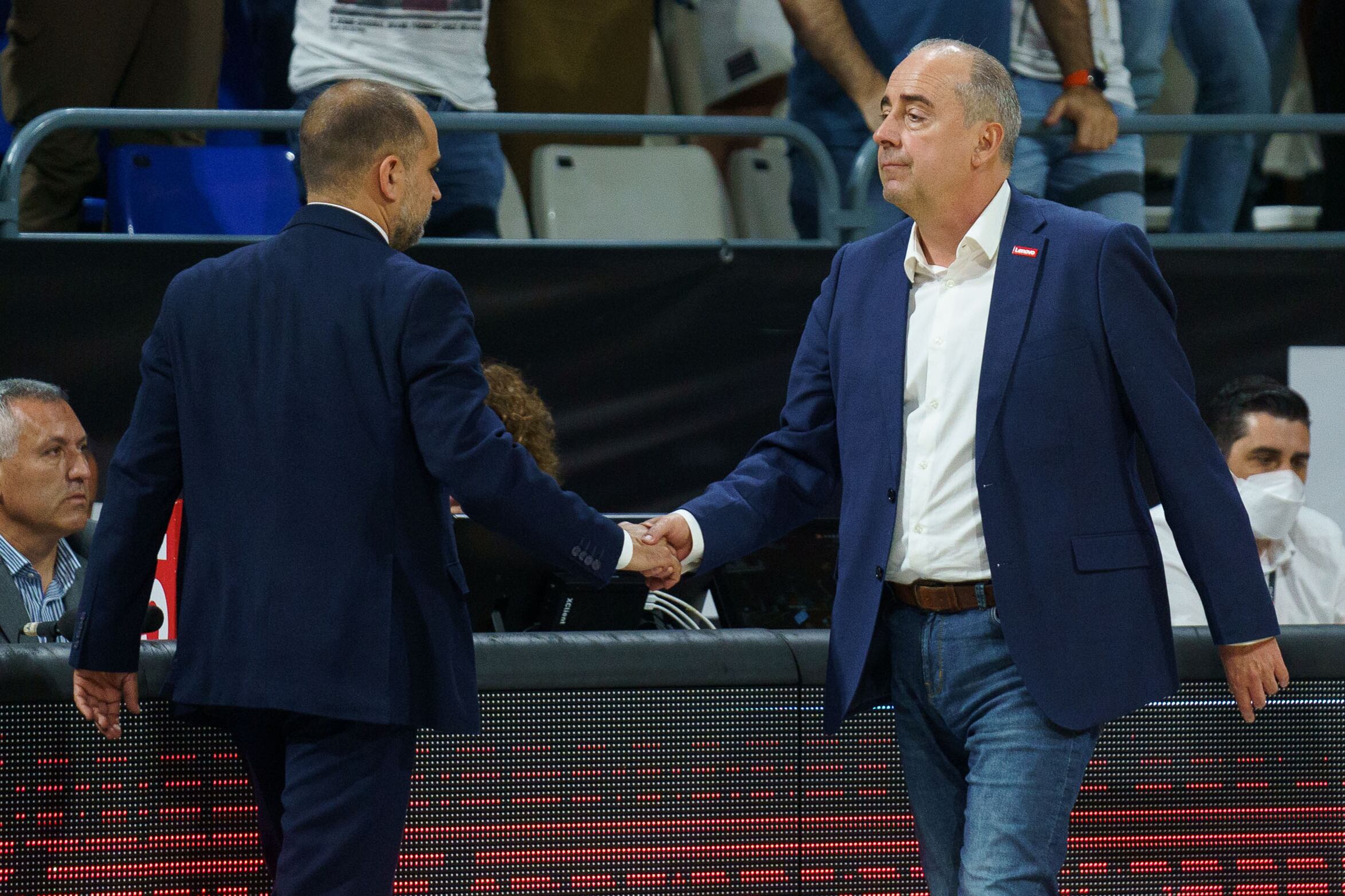 LA LAGUNA (TENERIFE), 29/05/2022.- El entrenador del Lenovo Tenerife, Txus Vidorreta (d) saluda al entrenador del Joventut Badalona, Carles Duran (i) a la finalización del segundo partido de la primera eliminatoria del playoffs por el título de la Liga ACB disputado este domingo en el pabellón Santiago Martín de La Laguna (Tenerife) EFE/Ramón de la Rocha