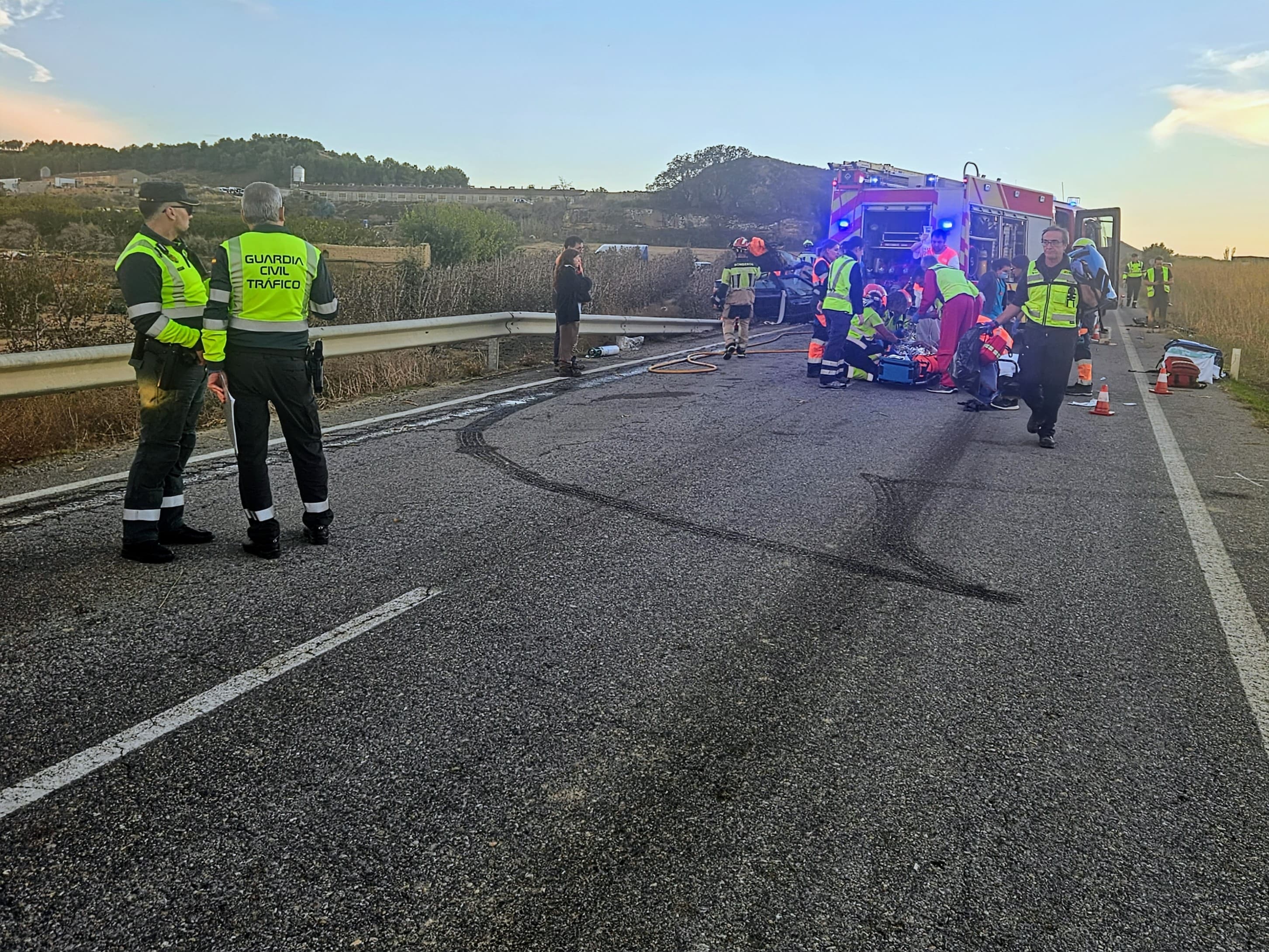 Guardia Civil y bomberos del SPEIS de la Diputación en la atención de un accidente en Binaced