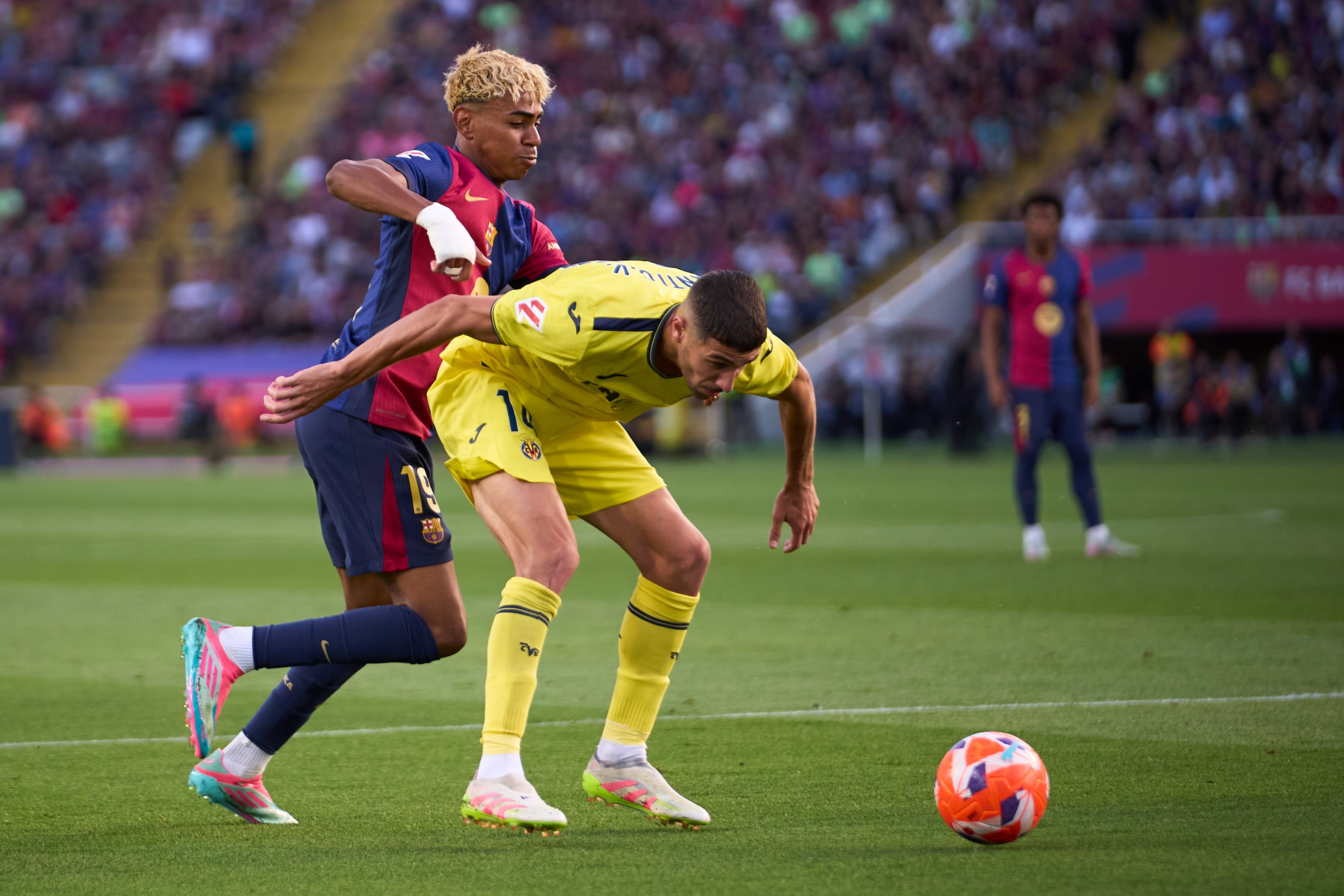 Lamine Yamal y Santi Comesaña disputan el balón en el último Barça-Villarreal