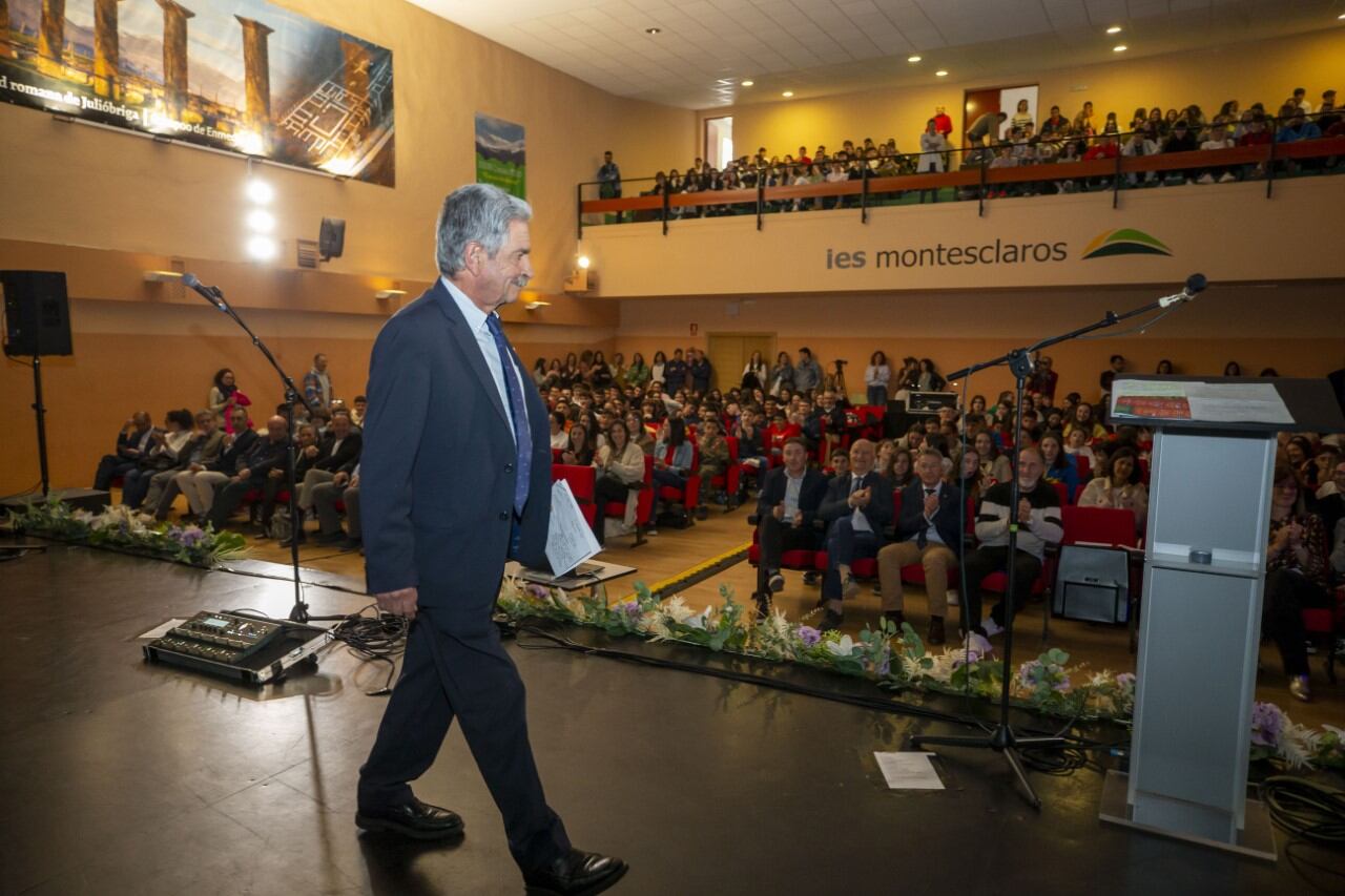 Miguel Ángel Revilla, en un acto en el IES Montesclaros.