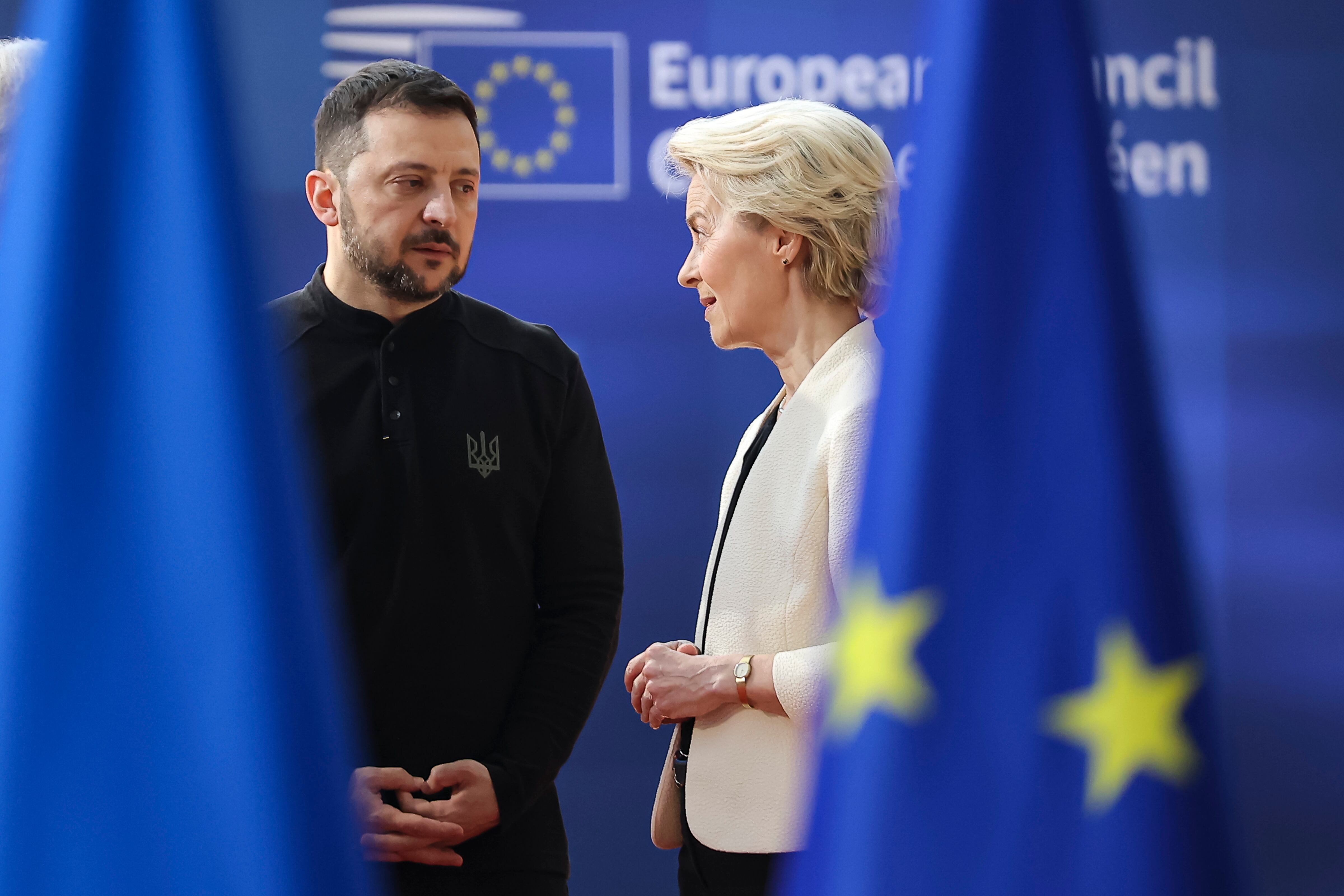 El presidente ucraniano, Volodímir Zelenski, y la presidenta de la Comisión Europea, durante una cumbre de emergencia sobre Ucrania.