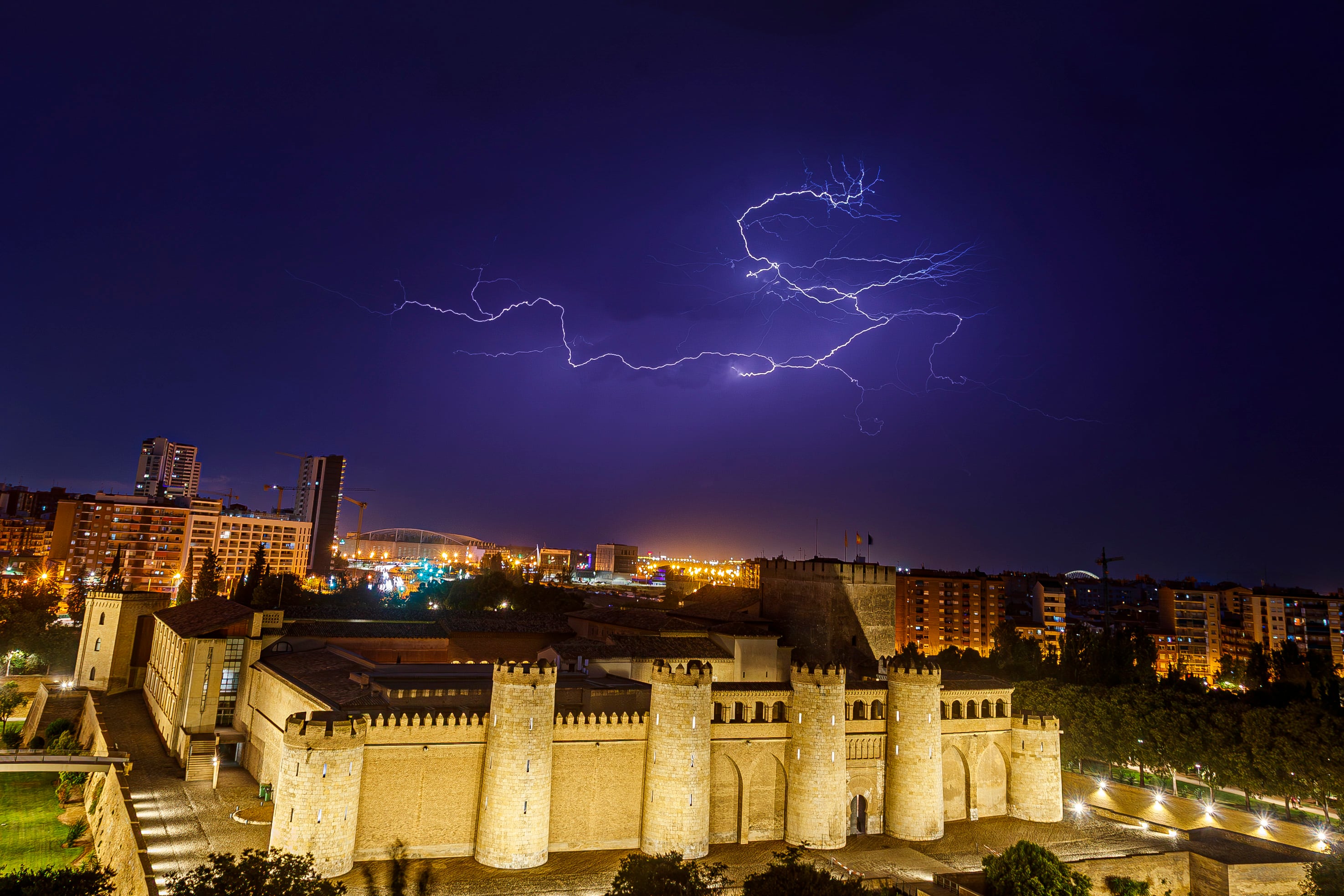 Tormenta sobre Zaragoza, este lunes.