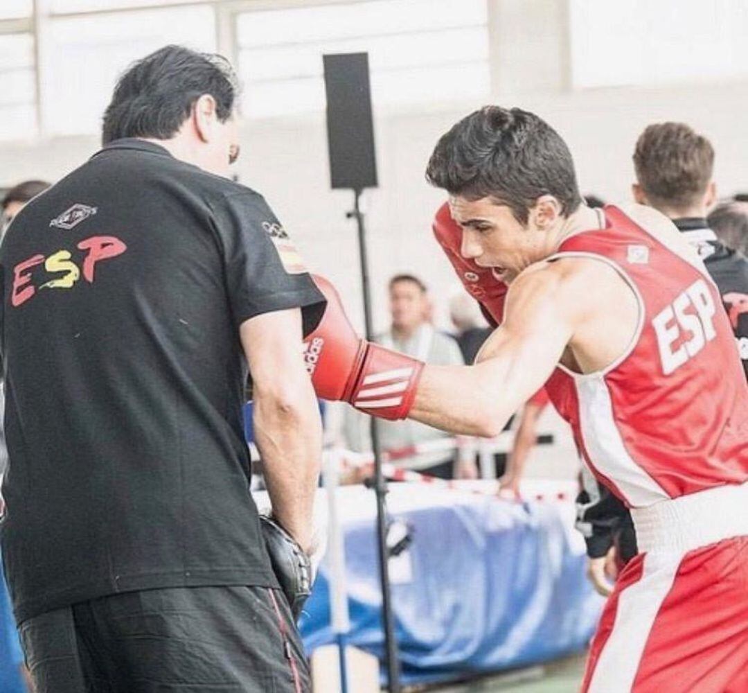 El boxeador eldense Jose Quiles se queda sin Mundial por una lesión