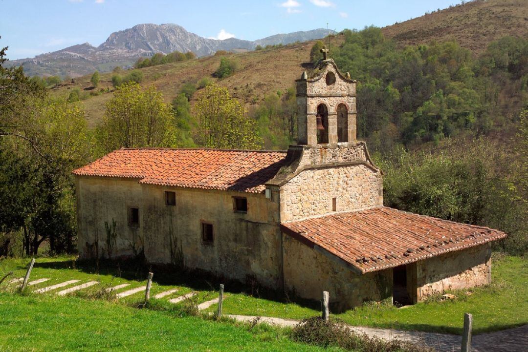 La Iglesia de Santa María es el templo más antiguo de este  concejo asturiano