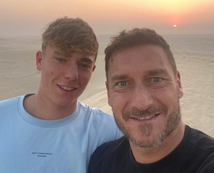 Cristian junto a su padre Francesco Totti