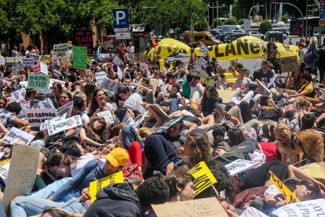 Los manifestante de la protesta en Madrid del movimiento &#039;Fridays for Future&#039; contra el cambio climático se tumban en las inmediaciones del Congreso de los Diputados.