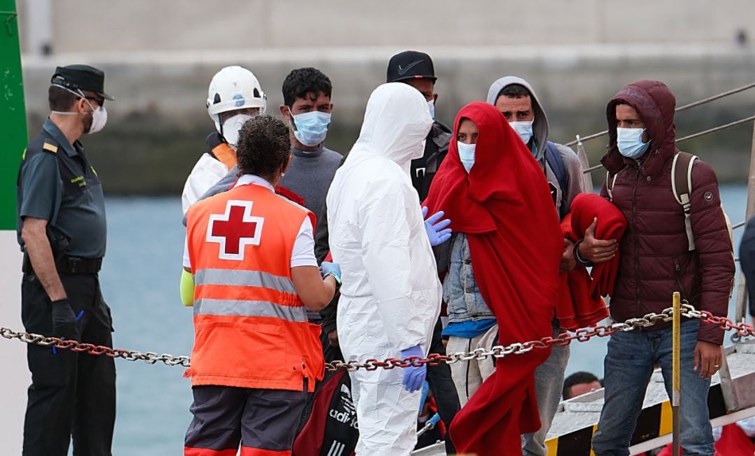 Un grupo de migrantes recién llegados a puerto español.