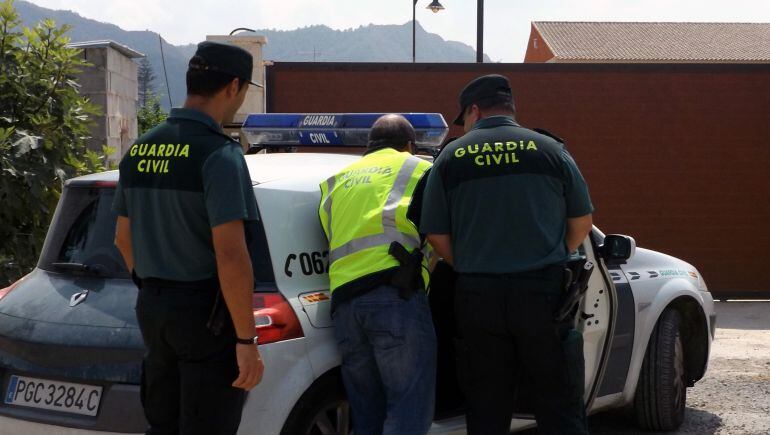 Momento de la detención de los presuntos ladrones de viviendas