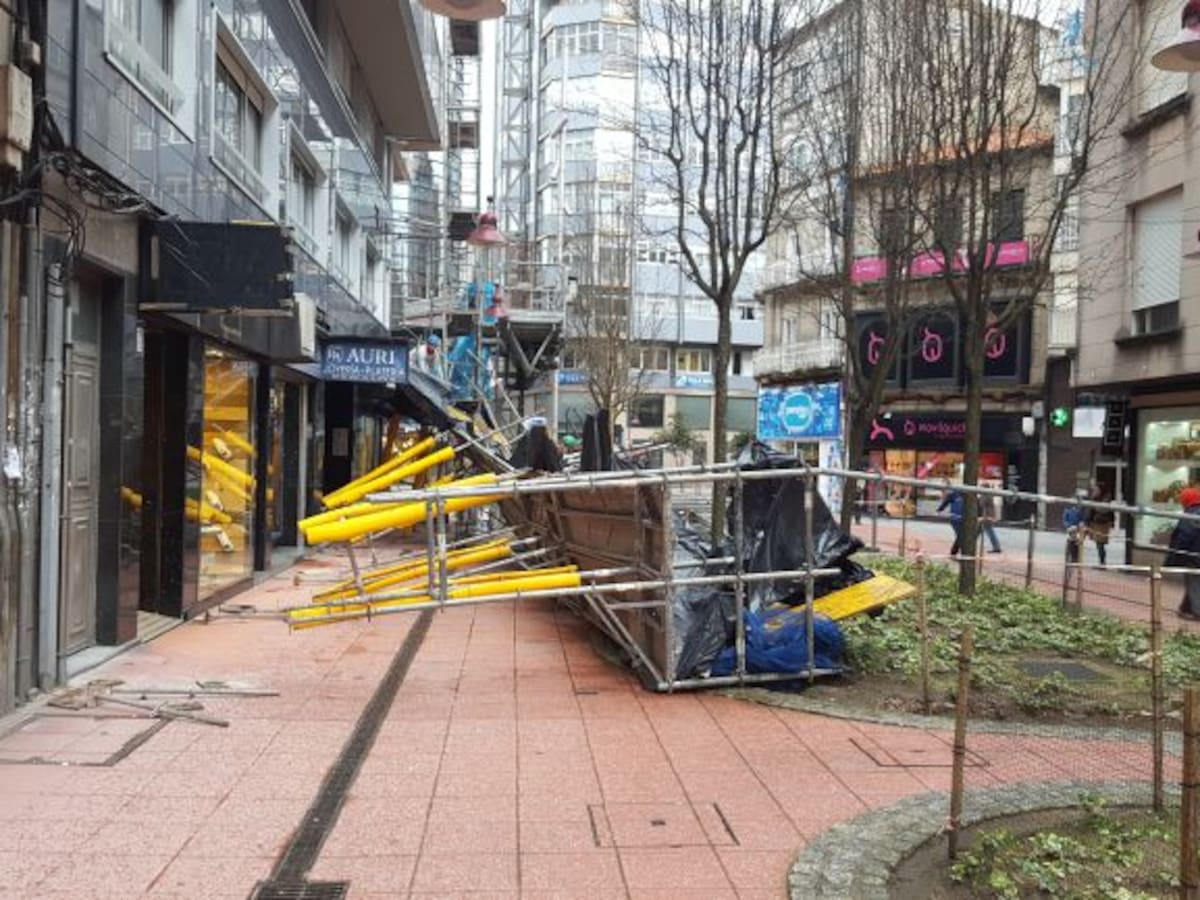 Se cae un andamio en la calle Daniel de la Sota