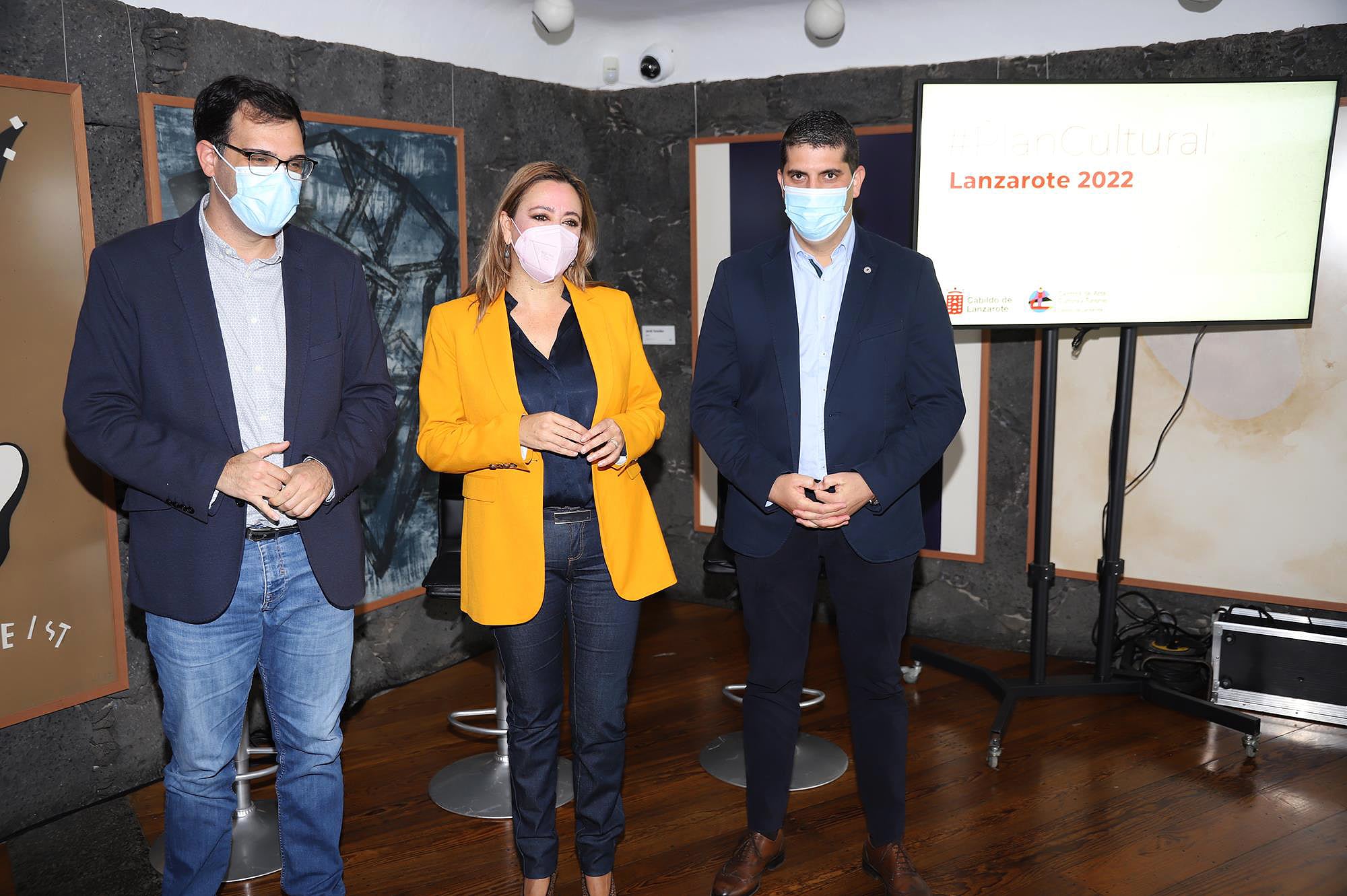 De izquierda a derecha: Alberto Aguiar, consejero de Cultura, María Dolores Corujo, presidenta del Cabildo de Lanzarote, y Benjamín Perdomo, consejero de los Centros de Arte, Cultura y Turismo.