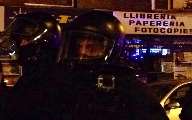 Un agent de la BRIMO amb una càmera durant una manifestació de Can Vies a Barcelona