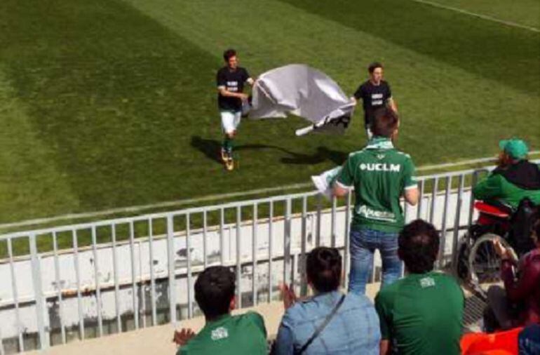 Los jugadores del Toledo salieron con una pancarta de apoyo a Lassad que luego colocaron en la zona de aficionados toledanos