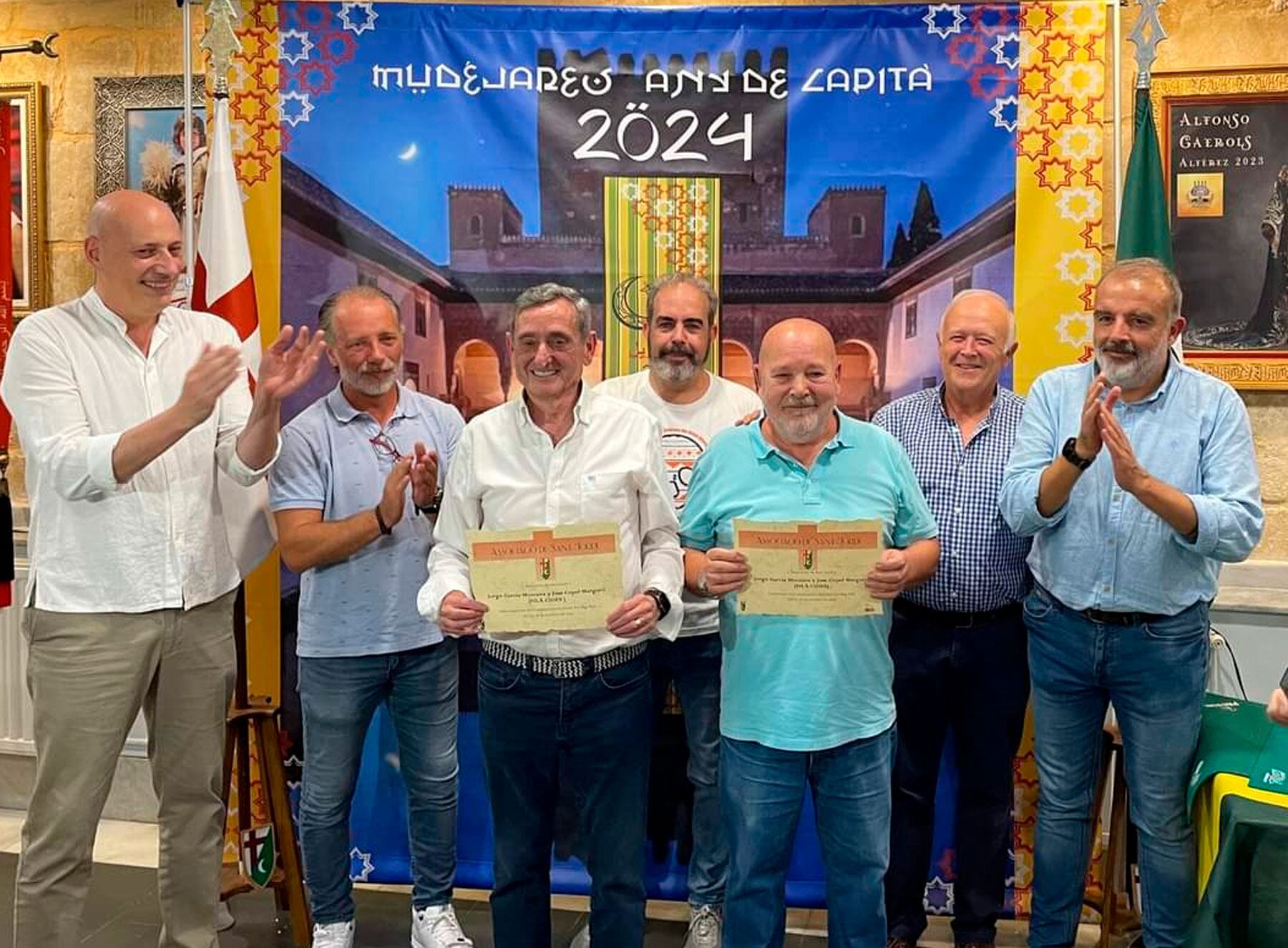 Los ganadores, junto al presidente de la ASJ, el concejal de Fiestas y tres de los cuatro cargos de las fiestas de 2024