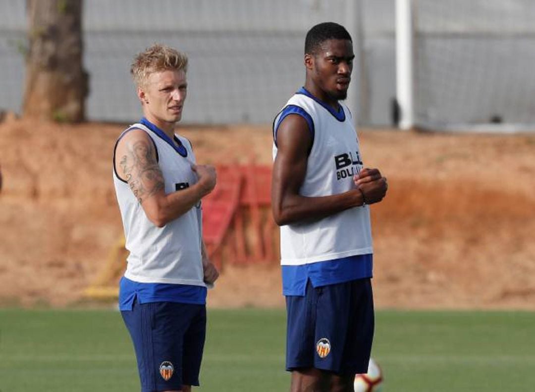 Wass y Kondogbia, durante un entrenamiento con el Valencia.