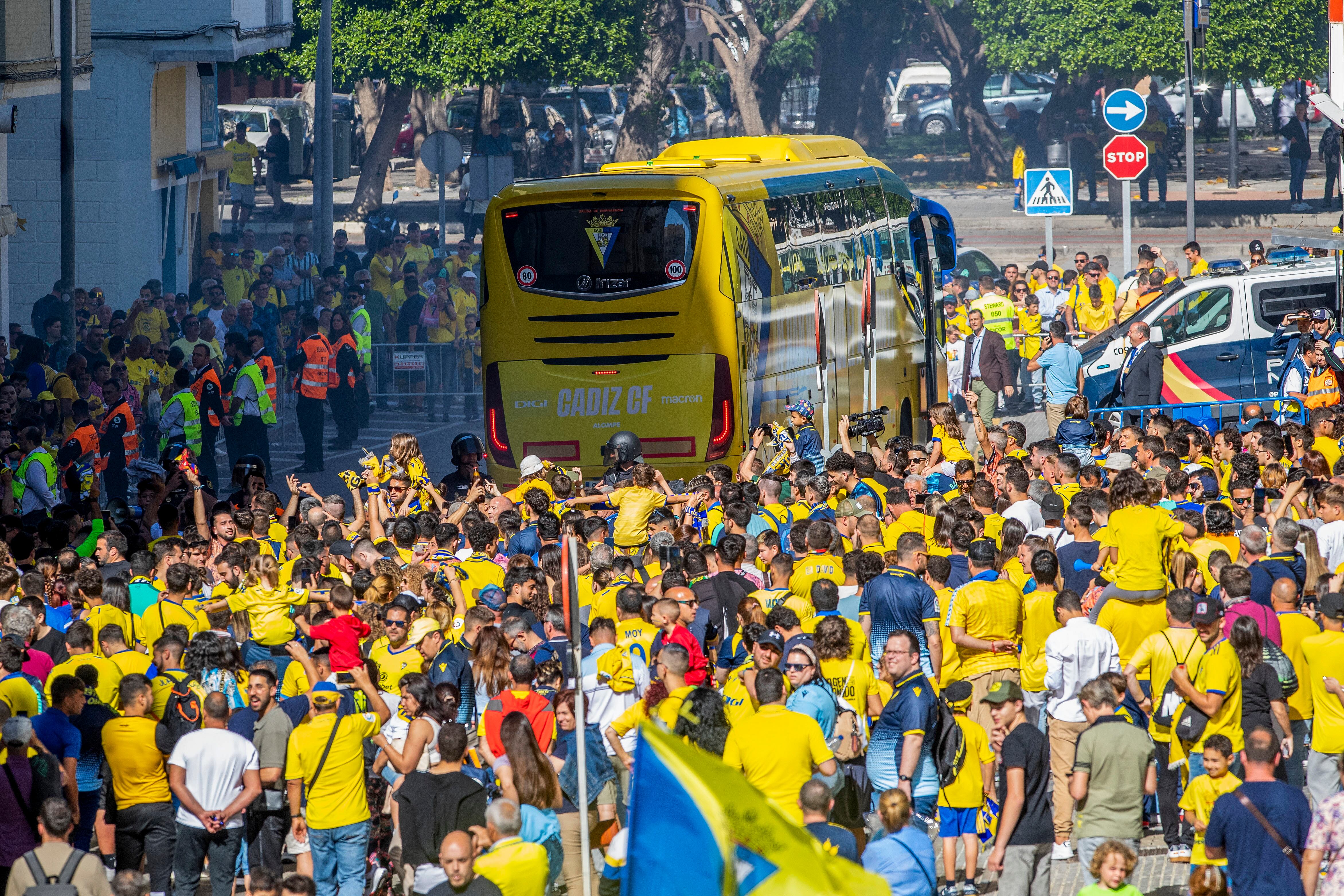 CÁDIZ (ESPAÑA), 25/04/2023.- Aficionados del Cádiz CF reciben al equipo a la llegada al estadio previo al partido de LaLiga, entre Cádiz CF y al Club Atlético Osasuna, este martes, en el estadio Nuevo Mirandilla de Cádiz (España). EFE/ Román Ríos
