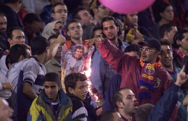 Aficionados del Barça queman un póster de Figo en el Camp Nou