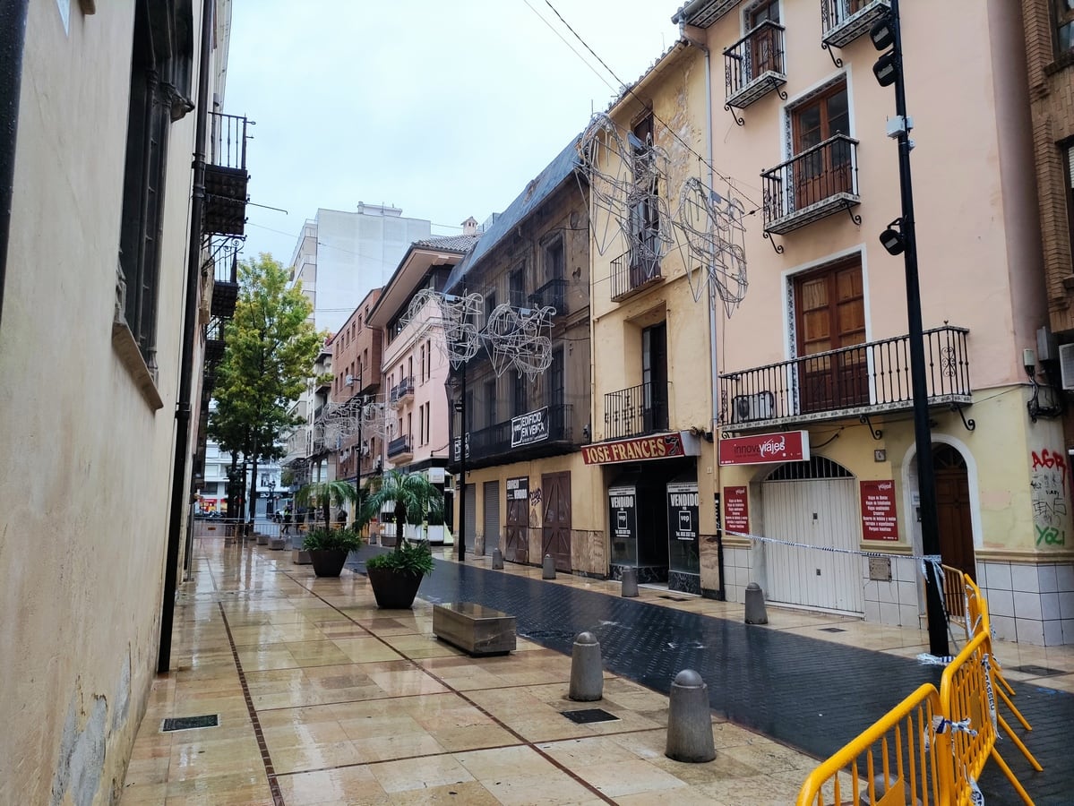 La calle Duc Alfons el Vell cortada, con el edificio en ruinas al fondo