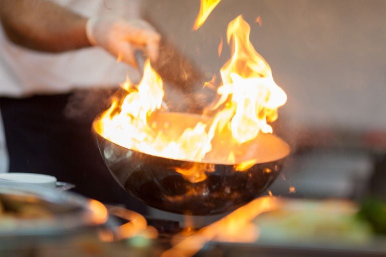 Trabajar rodeado de fuego y cuchillos es una actividad de riesgo.