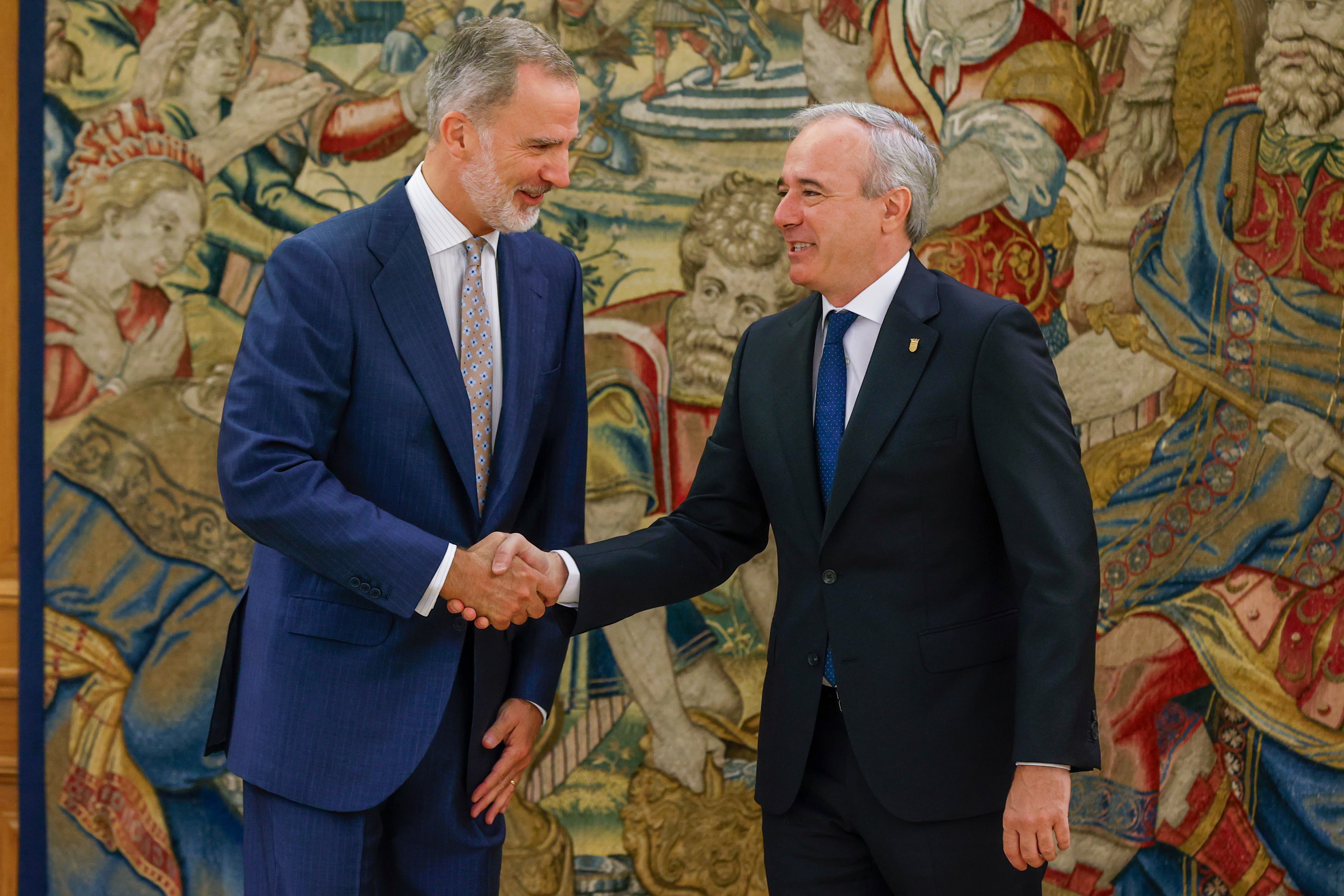 El rey Felipe VI recibe en audiencia al presidente de Aragón, Jorge Azcón, en el palacio de la Zarzuela, este miércoles en Madrid. EFE/ Juan Carlos Hidalgo