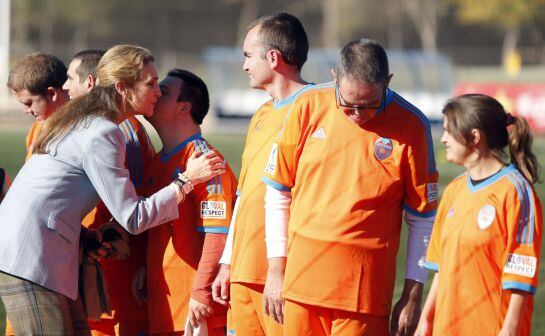 GRA094. PATERNA (VALENCIA), 09/01/2015.- La directora de Proyectos de la Fundación Mapfre, Elena de Borbón (i), y la presidenta del consejo administración del Valencia CF, Layhoon Chan, hoy durante un entrenamiento del equipo de personas con discapacidad intelectual del programa de fútbol adaptado. EFE/Kai Försterling