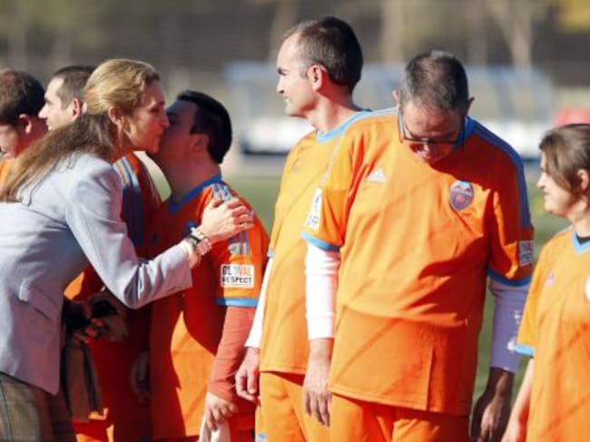 GRA094. PATERNA (VALENCIA), 09/01/2015.- La directora de Proyectos de la Fundación Mapfre, Elena de Borbón (i), y la presidenta del consejo administración del Valencia CF, Layhoon Chan, hoy durante un entrenamiento del equipo de personas con discapacidad intelectual del programa de fútbol adaptado. EFE/Kai Försterling