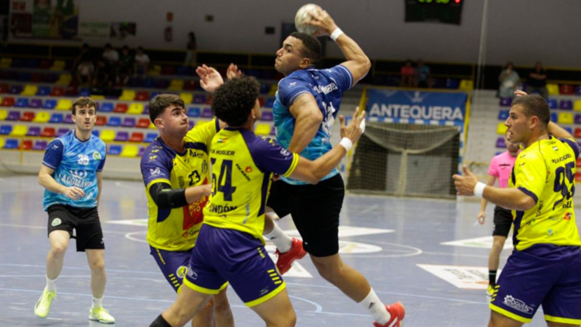 Duelo entre el BM Dólmenes y el PAN Moguer