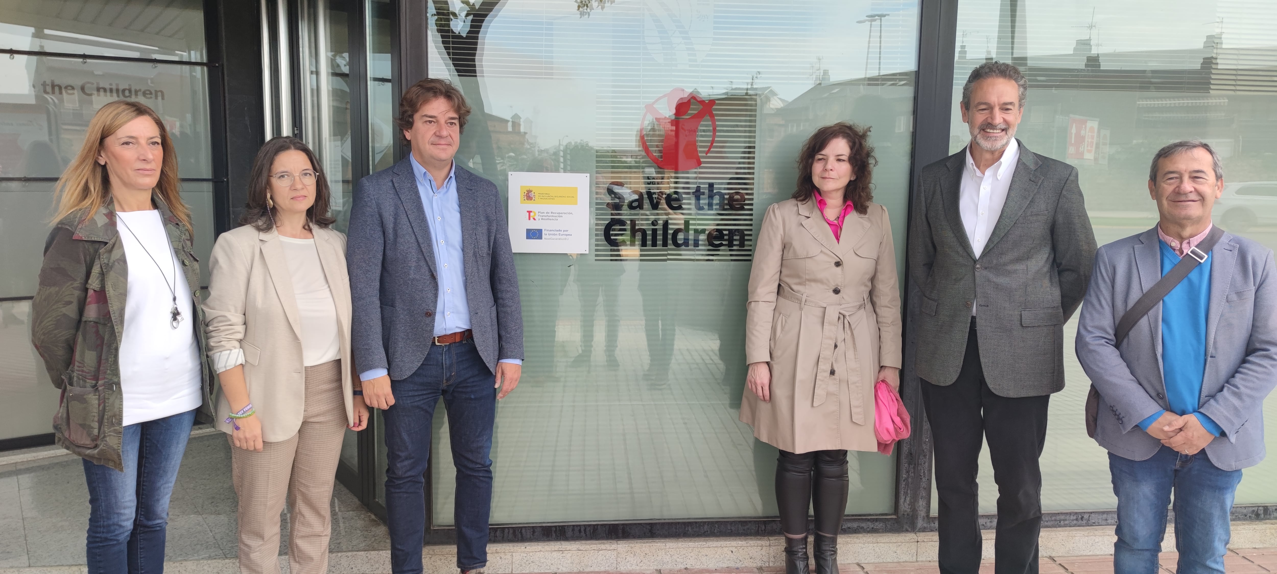 El alcalde de Fuenlabrada y concejales de la gobierno local junto con la Secretaria General de Objetivos y Políticas de Inclusión y Previsión Social del Ministerio y el Director General de Save the Children.