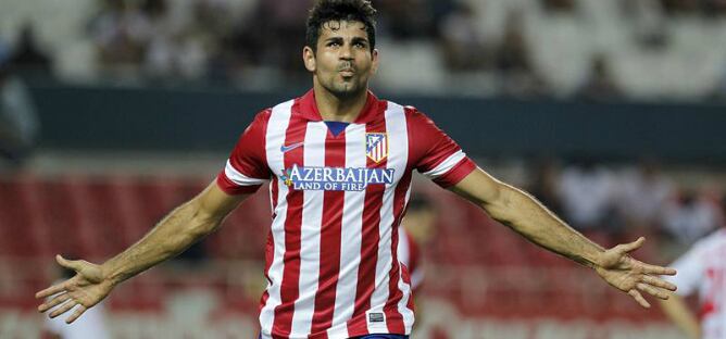 El delantero del Atlético celebra uno de sus goles al Sevilla en el Pizjuán.