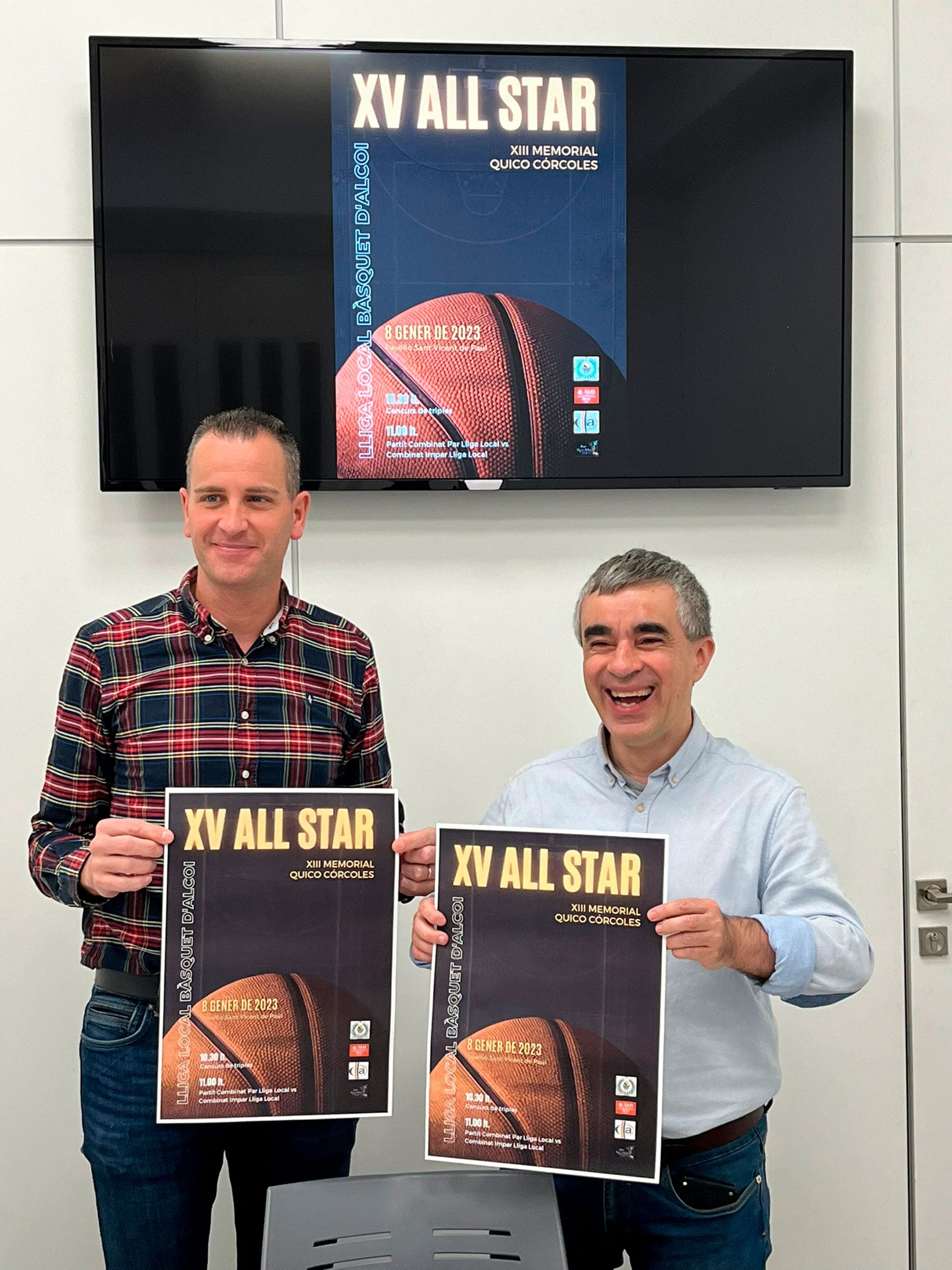 El concejal Alberto Belda y Paco Agulló muestran el cartel de Paula Sempere