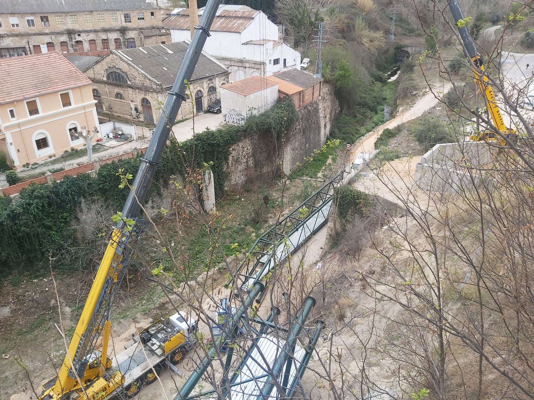 Dos grúas de grandes dimensiones y numerosos operarios están realizando los trabajos de instalación