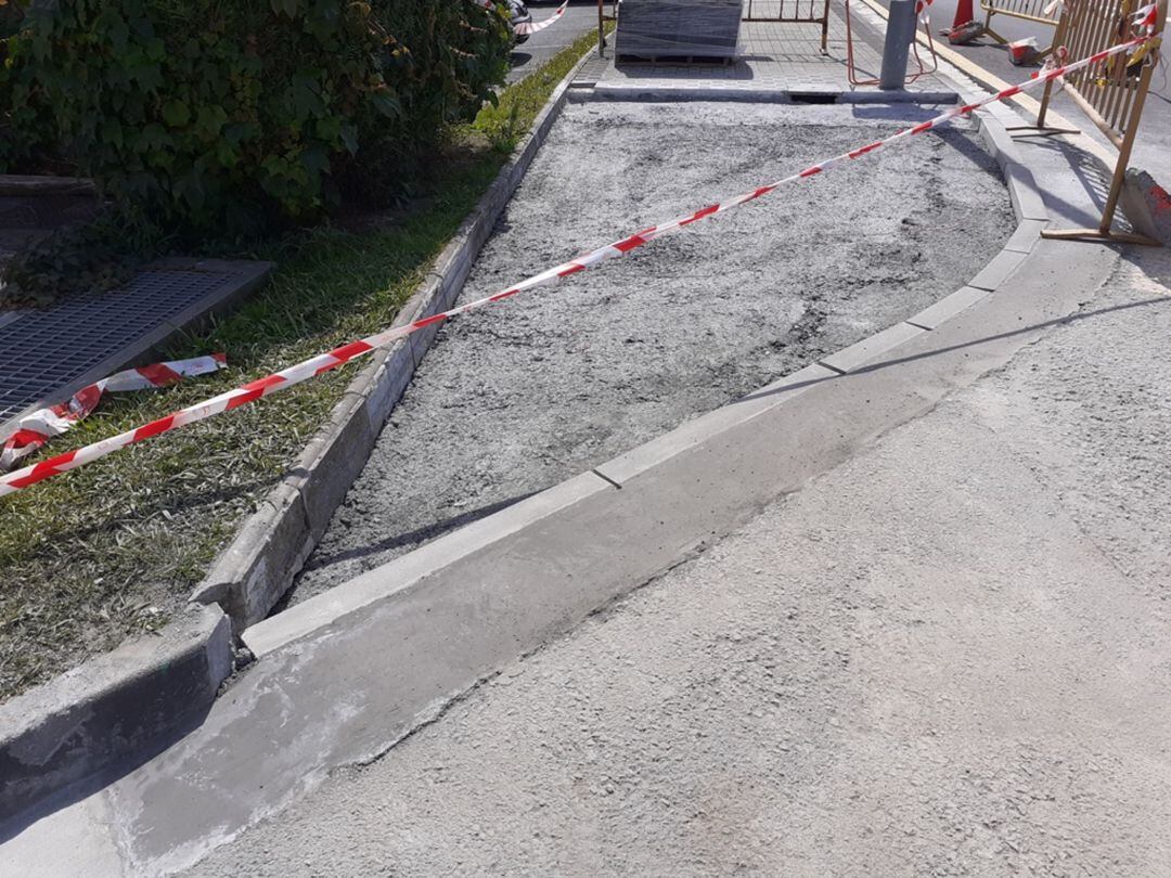 Uno de los rebajes de acera en la avda. Letxunborro.