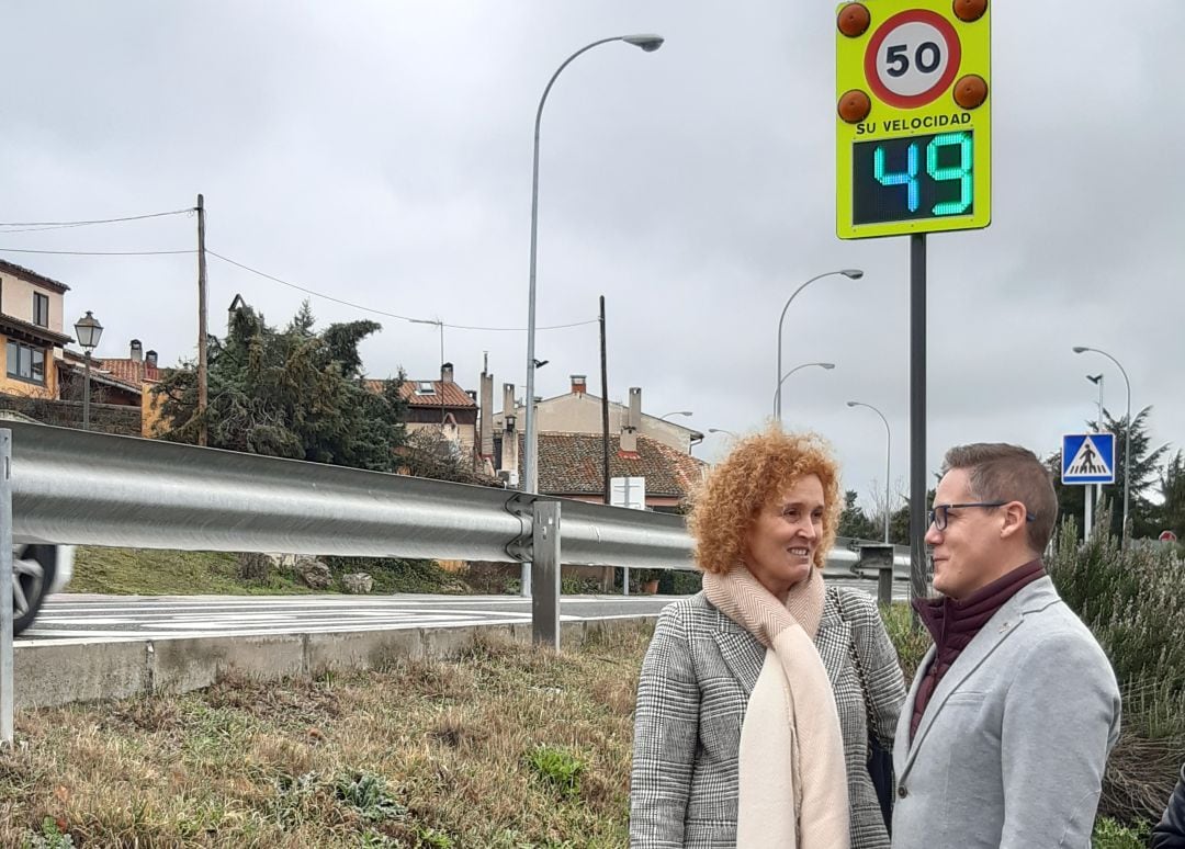 La subdelegada del Gobierno Lirio Martín junto al alcalde de Torrecaballeros Rubén de Andrés durante la visita a las obras de mejora de la seguridad vial en la travesia del municipio