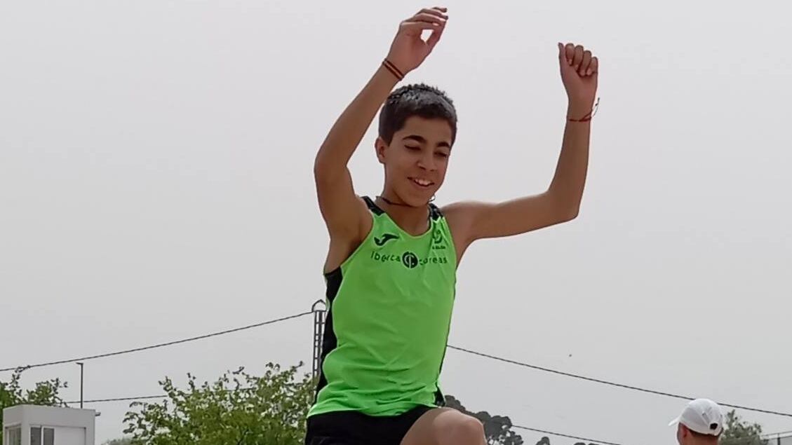 Adrián Alcaina ejecutando un salto