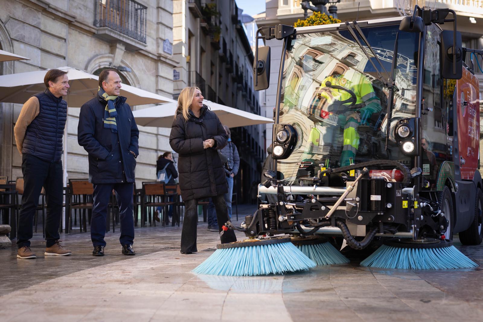 Puesta en marcha del nuevo contrato del servicio de limpieza viaria en Granada.