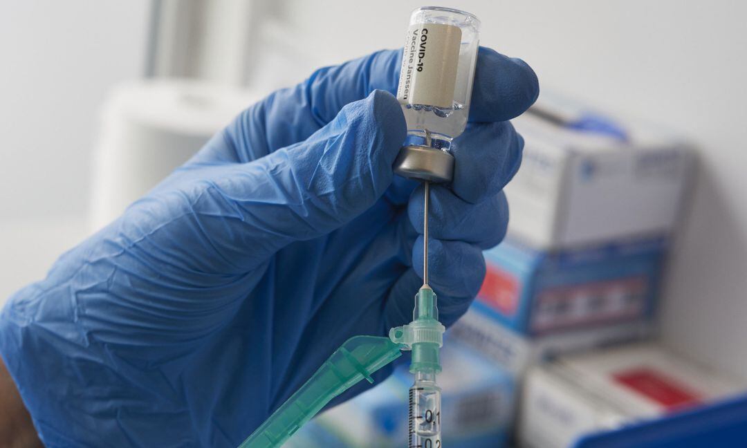 Una profesional sanitaria sostiene un vial con la vacuna de Janssen contra el Covid-19