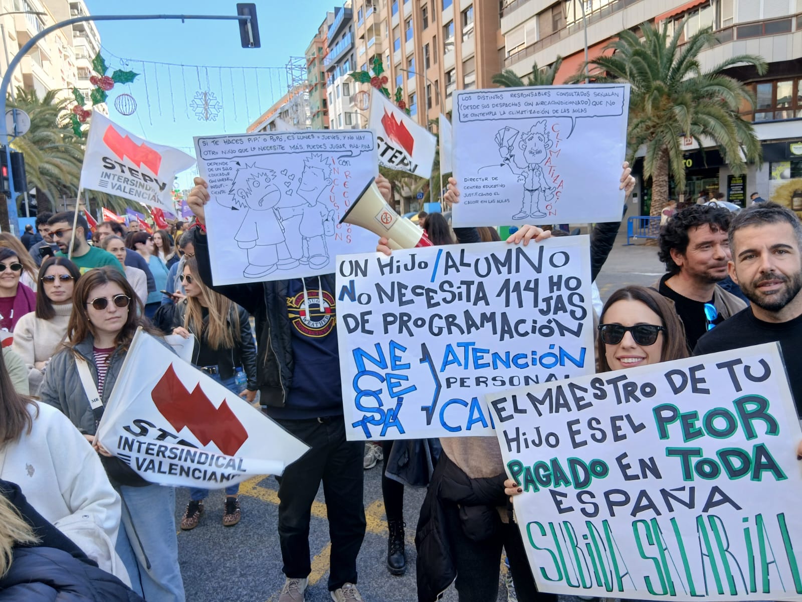 Miles de docentes de Alicante, en huelga, se manifiestan en defensa de mejoras laborales y de una enseñanza de calidad
