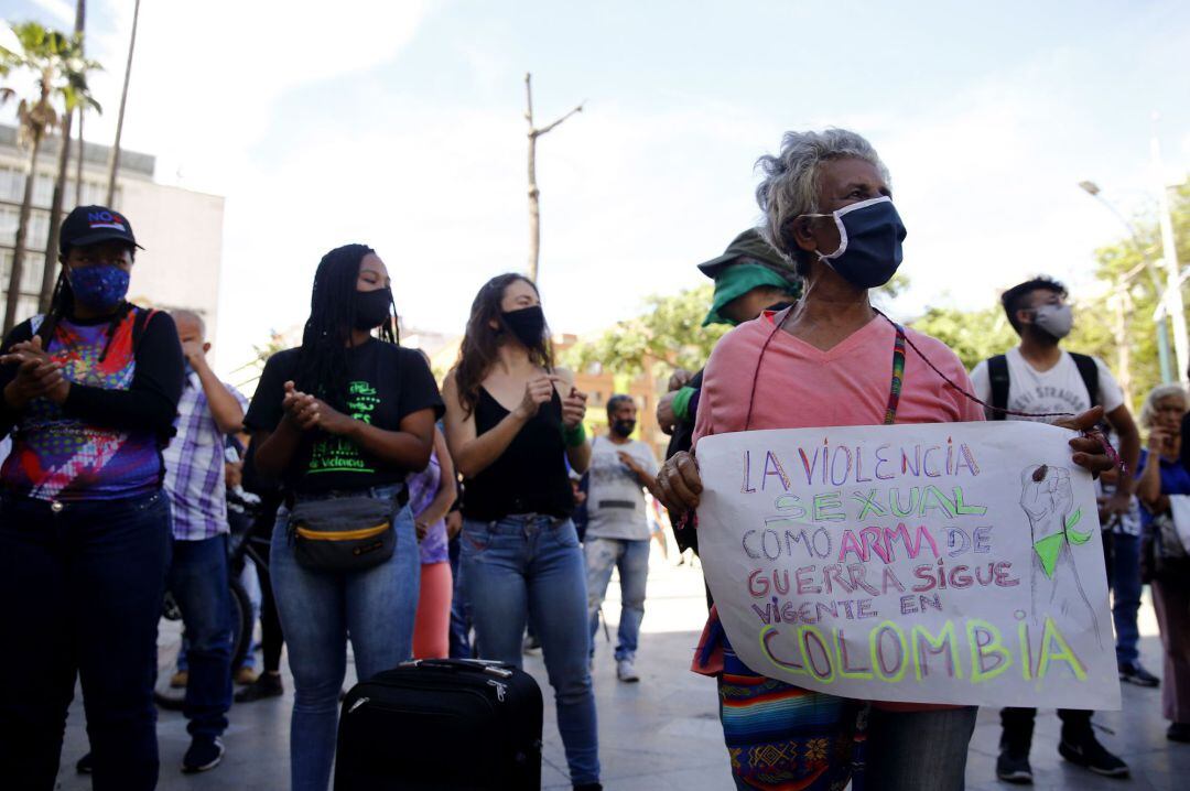 Un grupo de mujeres participa este viernes de un plantón para protestar por los feminicidios ocurridos este año en Colombia